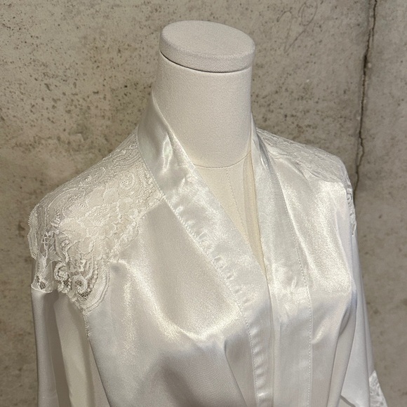 Vintage White Satin Lace Robe | Made in USA | 80s Bridal Glam | Size Large - Picture 2 of 5